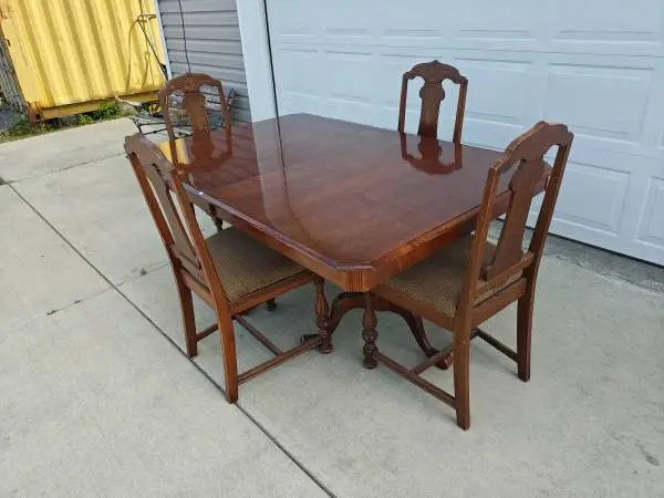 Vintage Dinning Table and 5 Chairs