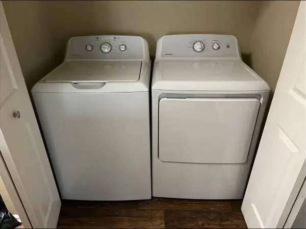 *2018 Hotpoint, 3.8 Cubic ft. Capacity Washer & Electric Dryer*