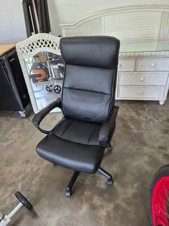 NICE OFFICE CHAIR  NO ISSUES
