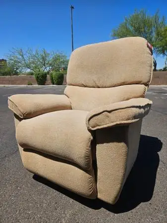 NEW LAZY BOY GLIDER RECLINER CHAIR W/360 SWIVEL BASE
