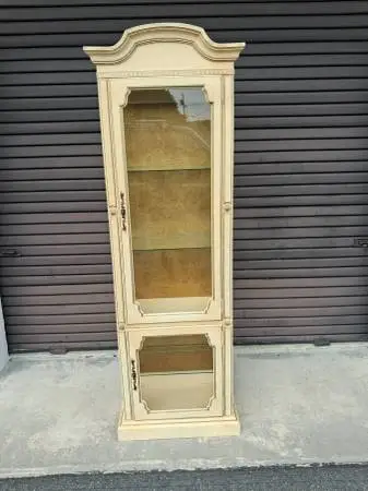 Vintage Neoclassical Curio Cabinet – Antique White.