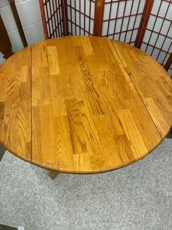 Oak drop leaf table opens to 39 inch round table