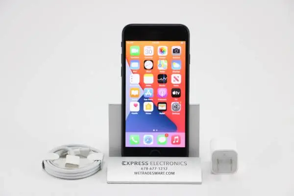 Cricket Apple iPhone SE 2020 Space Gray 64GB *GREAT* w/Cable!