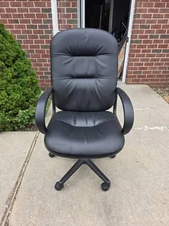 BLACK LEATHER DESK CHAIR