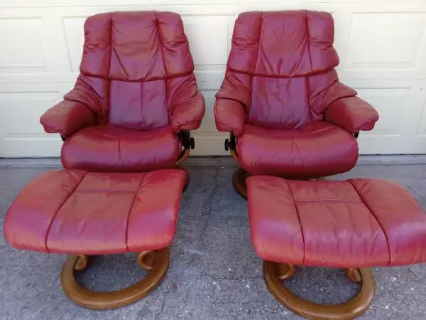 PAIR OF EKORNES STRESSLESS RECLINER CHAIRS AND OTTOMANS