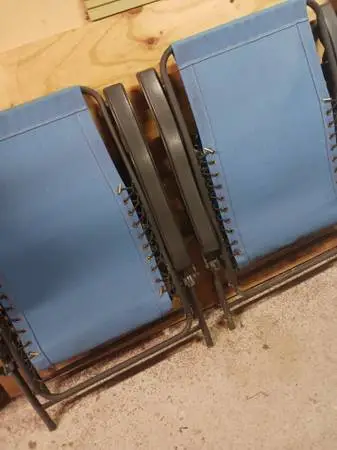 2 Folding lounge chairs