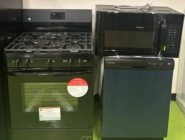 FRIGIDAIRE 3 PIECE KITCHEN PACKAGE