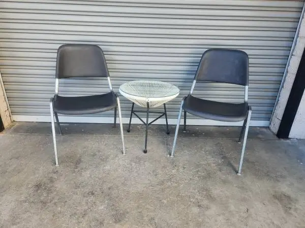 vintage set pair knoll chairs and acapulco side table