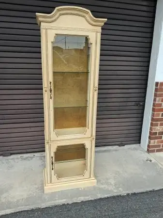 Vintage Neoclassical Curio Cabinet – Antique White.