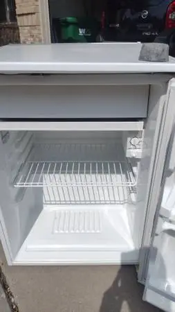 GE 6.0 Cubic Foot Medium Fridge (Large Dorm Size)