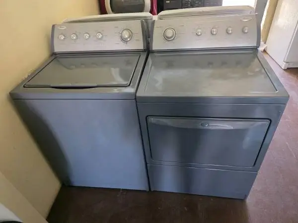 WHIRLPOOL SET OF WASHER AND GAS DRYER