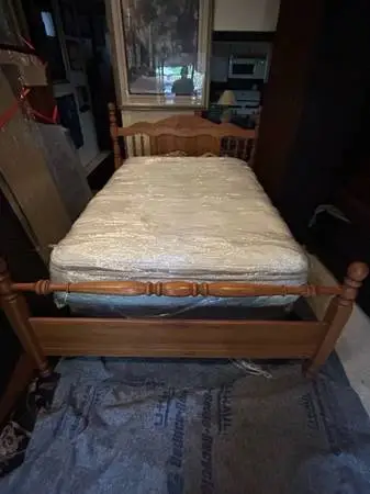 HIGH QUALITY LIKE NEW COMPLETE FULL OAK BED CAN DELIVER LOCAL IF NEEDED