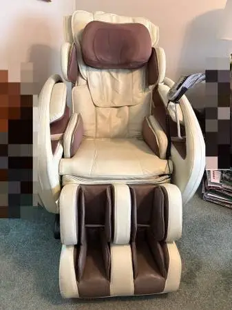 Like new Osaki zero gravity massage chair