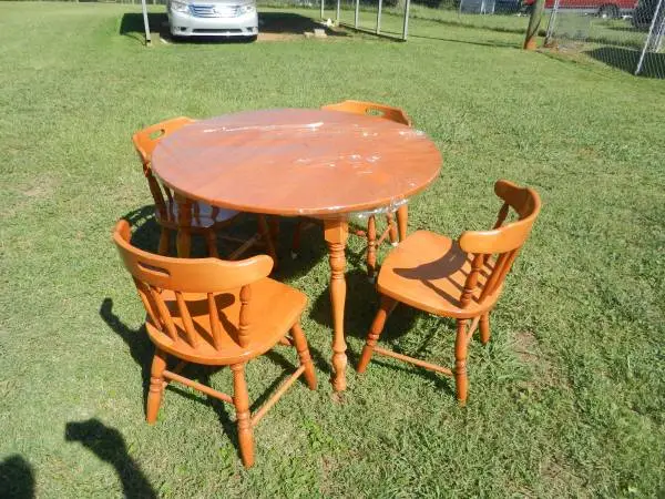 OAK ROUND TABLE 4-MATCHING CHAIRS-1 LEAF-MUST SEE