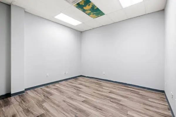 4739 Frankford Ave - business suites