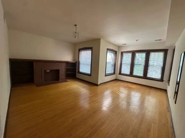 Huge 2 bedroom Apartment Available in Rogers Park
