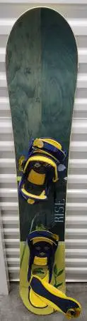 Burton Rise Feelgood 149 cm Snowboard w/ Adjustable Syncro Bindings