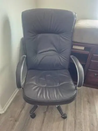 BLACK OFFICE CHAIR