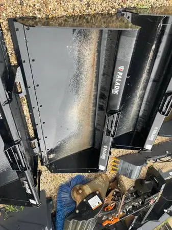 Skid loader bucket