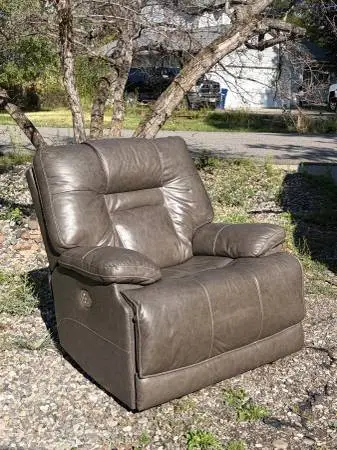 Leather Recliner in Great Condition!