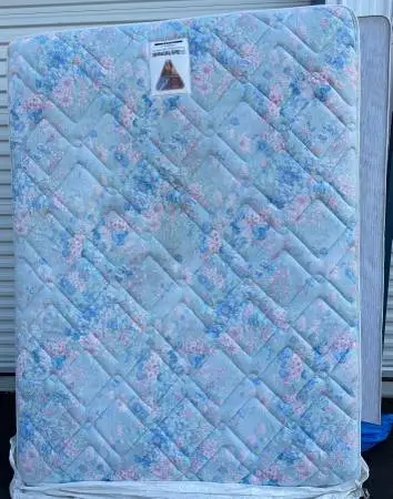 *Clean Queen Sealy Reversible Firm Plush Mattress/Matching Box/Frame