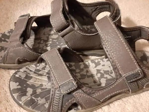 Boys sandals, size 6, with Velcro close in great condition
