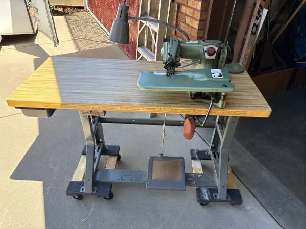 US Blind Stitch Model 1118 Skip Stitch Industrial Sewing Machine And Table Runs