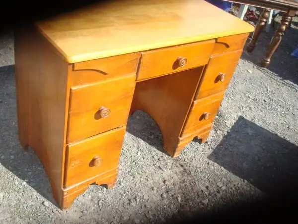 nice 5   drawer  knee hole desk