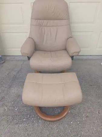 EKORNES STRESSLESS RECLINER AND OTTOMAN