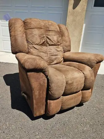 BROWN RUSTIC LAZY BOY ROCKER RECLINER