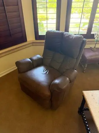 Like New brown Leather recliner - Can Deliver.
