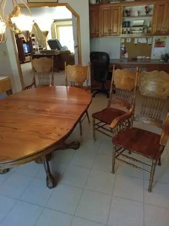 SOLID OAK DINING TABLE & 4 CHAIRS