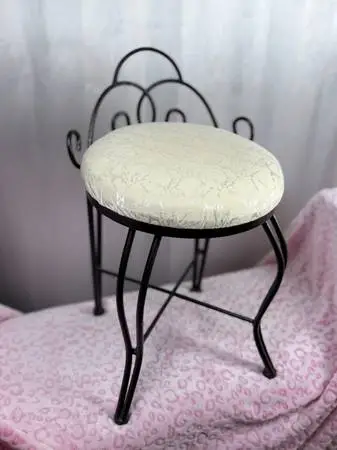 Elegant Scrollwork Vanity Stool – Black Iron & Vintage Cream Jacquard