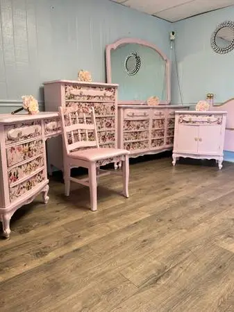 Gorgeous 7 Piece French Provincial Bedroom Set