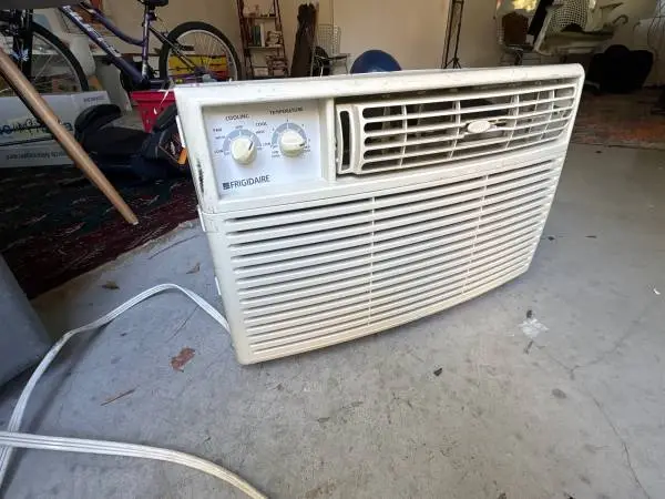 Window AC 5000 BTU Blows Cold Runs Well