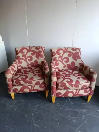 SET OF 2 CHAIRS NICE AND STURDY