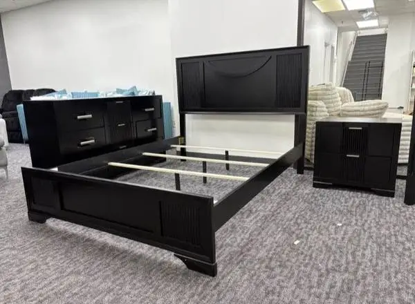 QUEEN SIZE 4 PIECE SET BEDROOM SET!!