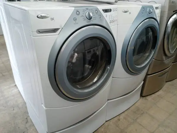★Whirlpool Duet front load washer and dryer set on pedestals