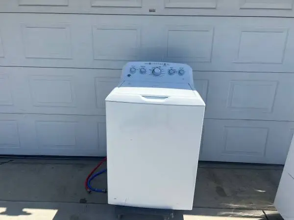 WHITE GE WASHING MACHINE IN GOOD CONDITION