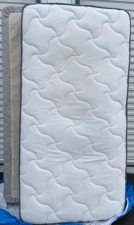 *CLEAN* Twin Denver Mattress Co. Steamboat Mattress w/Box/Frame
