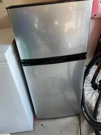 Apartment small mini fridge - Insignia