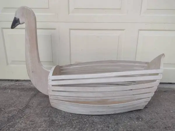 LARGE SWAN STORAGE DISPLAY