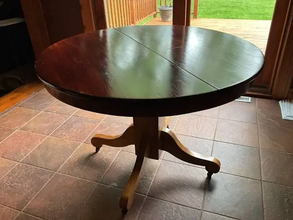 Hard to find 42” diameter maple Cafe” / Kitchen / Coffe Table  / 1920’s er