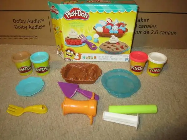 Excellent Condition Playful Pies Play-Doh with Mod Set