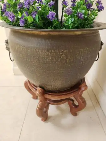 LARGE VINTAGE POT WITH STAND
