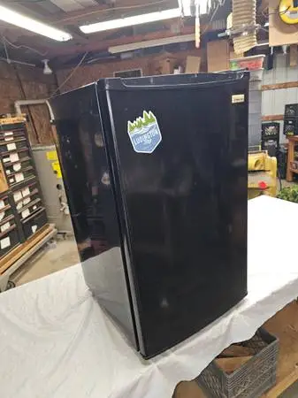 MINI FRIDGE GOOD CONDITION 4.4 CUBIC FEET MAGIC CHEF MCBR445B1 $50 (CH