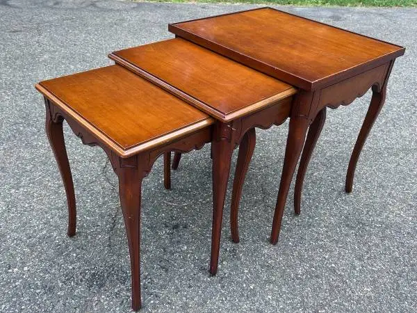 Vintage French style IMPERIAL Grand Rapids Nesting Tables. Set of 3 wooden tabl
