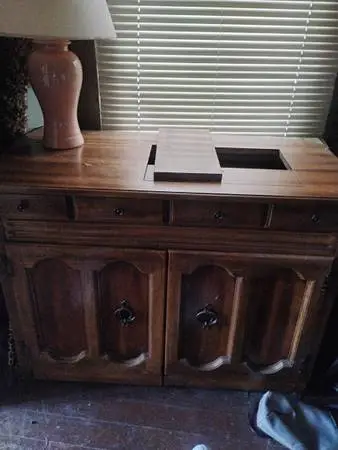 Sewing machine cabinet