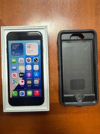 Like new Apple iPhone SE (3nd Gen) 128 GB Black 99% battery UNLOCKED