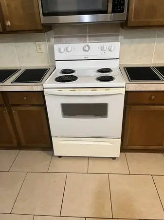 White  Eletric Whirlpool  Stove
